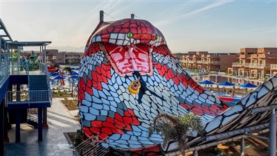  ظهور «الكينج كوبرا» كحارس لأكبر مدينة العاب ترفيهية بالغردقة يجذب الأنظار