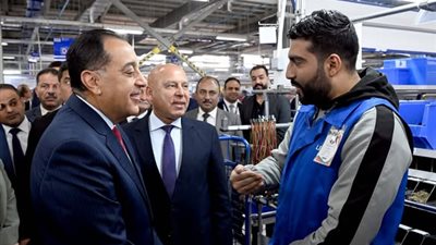 شاب من المنوفية يروي قصة انتقاله يوميًا للعمل في مصنع 