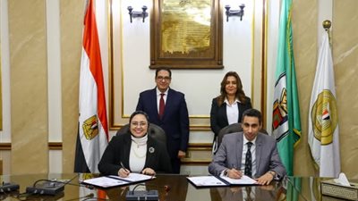 الدكتورة منال عوض تشهد توقيع بروتوكول تعاون بين جامعة القاهرة وكلية التجارة لتأهيل الكوادر المحلية