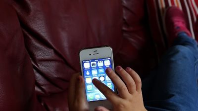 حظر الهواتف المحمولة بالمدارس يسبب عدد من المشاكل للطلاب