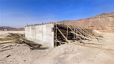 محافظ أسوان يتابع أعمال تنفيذ مشروع الصرف الصحى المتكامل بقرى أبو الريش