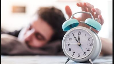 لماذا نستيقظ قبل رنين المنبه بدقائق؟