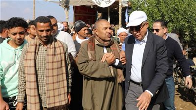 محافظ المنيا يعقد لقاءً جماهيريًا بقرية شارونة للاستماع إلى مطالب المواطنين