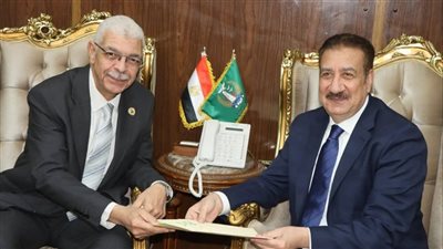 رئيس جامعة المنوفية يسلم دعوة رسمية للمحافظ لحضور احتفالات العيد التاسع والأربعين 