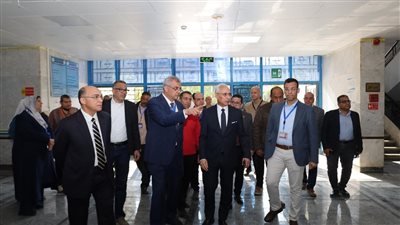 رئيس جامعة المنيا يتفقد مستشفى الكُلى لدعم الاستعداد لزيارة الاعتماد 