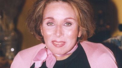 لبنى عبد العزيز تنفي شائعات تعرضها لوعكة صحية