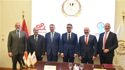  بروتوكول تعاون بين القابضة للصناعات الغذائية وشركة اتصالات «إي آند مصر» لتطوير المجمعات الاستهلاكية 