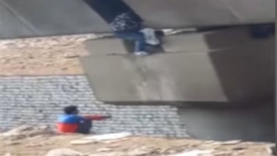 فضحتهم كاميرات المراقبة.. ضبط شخصين لتخزينهما مواد مخدرة داخل كوبري بالوراق