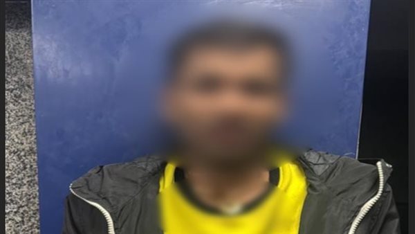 ضبط شاب للتعلق بعامود إنارة