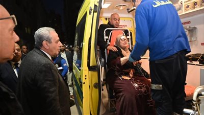 بالصور.. محافظ الغربية يستدعي الإسعاف لمسنة تعثرت أثناء خروجها من لجنة انتخابية بالمحلة