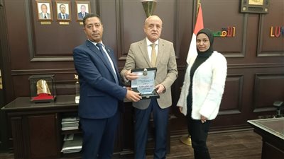 محافظ الأقصر: بحث معوقات العمل وتطهير مجرى النيل (صور)