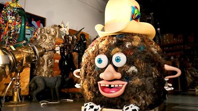 هوس غريب.. حلاق أمريكي يشكل أكبر كرة شعر بشري في العالم