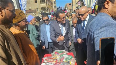 «محافظ الأقصر» يفتتح سوق اليوم الواحد لتوفير السلع الغذائية بإسنا (صور)