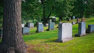 وصفات على شواهد القبور.. أمريكية تكتشف التراث بطريقة غريبة