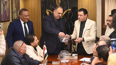 وليد دعبس يهدي نقابة المهن الموسيقية رحلات عمرة مفاجأة لأمهات الفائزين