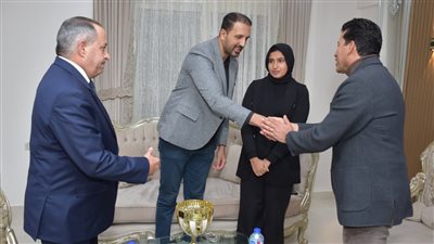 وزير الشباب ومحافظ بورسعيد يقدمان العزاء في وفاة السباح يوسف محمد بمنزله