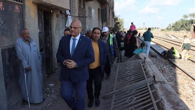 محافظ القليوبية يتابع إصلاح واجهات المنازل المتضررة من حادث قطار طوخ