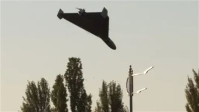 طائرة مسيرة تحمل العلم الروسي تحلق فوق كييف وسط تحقيق أمني