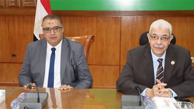 رئيس جامعة المنوفية يجتمع بفريق العمل الجديد بمعهد الأورام