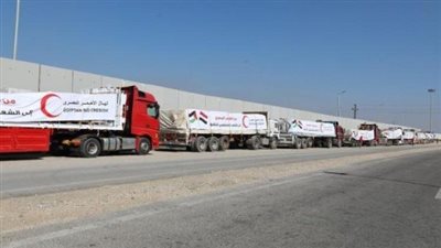 تحرك شاحنات القافلة 99 تمهيدًا لدخولها غزة عبر معبر كرم أبو سالم