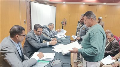 بالصور.. أهالي الأقصر يستعرضون مطالبهم الخدمية خلال اليوم المفتوح