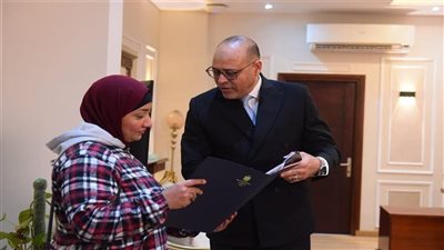  وزير العمل يوفر إعانة مالية وفرصة عمل لصاحبة الفيديو للأم التي تناولت عن أبنائها