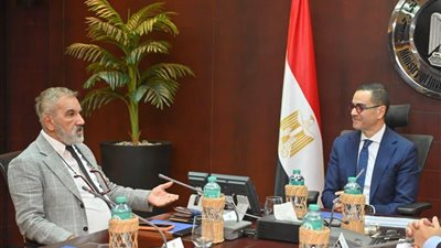 وزير الاستثمار مع مسؤولي شركة Bonny socks