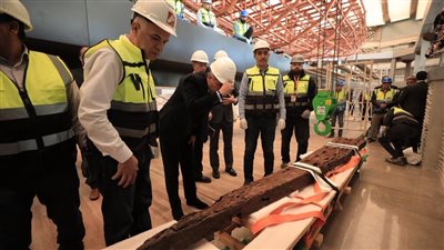 وزير السياحة والآثار يشهد تثبيت أول قطعة خشبية على الهيكل الخاص لمركب خوفو 