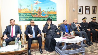 محافظ الجيزة يزور الكنيسة الكاثوليكية لتهنئة الأقباط بعيد الميلاد المجيد