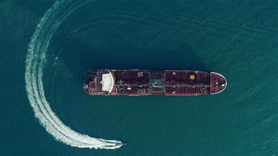 الحرس الثوري الإيراني يضبط سفينة تهريب وقود ضخمة بالمياه الإقليمية