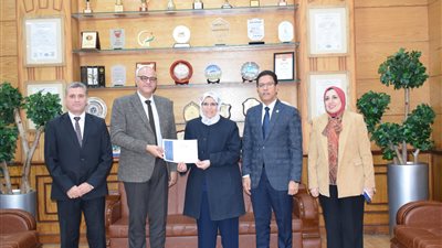 مجلس جامعة بنها يكرم الكليات الفائزة بمسابقة أفضل المواقع الإلكترونية
