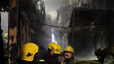 تفاصيل السيطرة على حريق محل إكسسوارات بالموسكي 