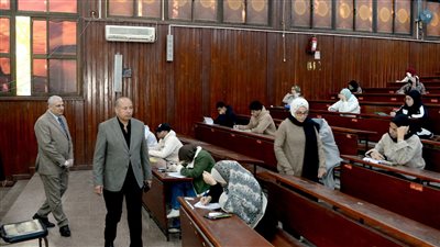 رئيس جامعة المنصورة يتفقد سير امتحانات الفصل الدراسي الأول
