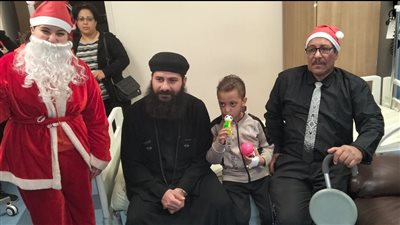 «أقباط الصعيد» يقدمون الدعم لمرضي الأورام في أعياد الميلاد بالأقصر (صور)