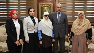 محافظ المنيا يُكرم الطالبة «فاطمة» ابنة مدرسة النور للمكفوفين 