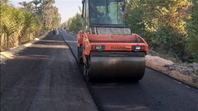 بالصور.. بدء تنفيذ أعمال رصف الطرقات بمدينة الزينية بالأقصر