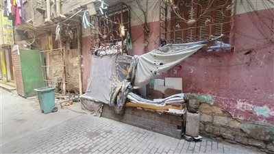 حق معطّل وحياة مهددة.. «النبأ» ترصد مأساة شاب من ذوي الهمم يفترش الرصيف بحلوان «صور»