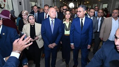 وزيرا التموين والتنمية المحلية يفتتحان سوق السلع المخفضة بمنطقة السبتية