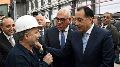 خلال زيارته لمصنع سيماف.. مصطفى مدبولي يجري حوارا وديا مع العاملين