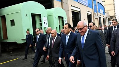 جولة تفقدية لرئيس الوزراء في عدد من أقسام مصنع 