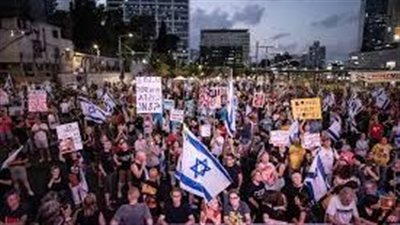 احتجاجات إسرائيلية أمام منزل نتنياهو تنديدًا بسياسات الحكومة وتكاليف الرحلات الخارجية