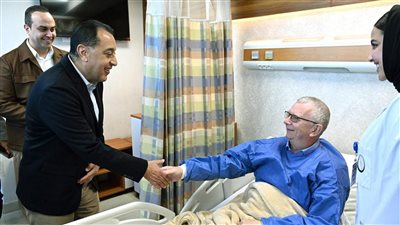 «مدبولي» يتابع سير العملية الطبية بمستشفى الكرنك الدولي بالأقصر (صور)