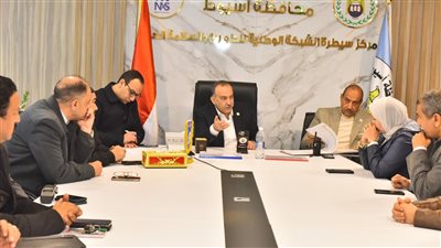 محافظ أسيوط يتابع غلق لجان انتخابات اليوم الأول لجولة الإعادة