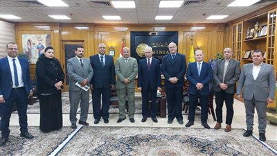 رئيس جامعة المنيا يستقبل وفد البريد المصري لبحث سبل التعاون داخل الحرم الجامعي 