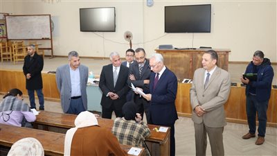 رئيس جامعة المنيا يجري جولة تفقدية لامتحانات كلية الطب البيطري 
