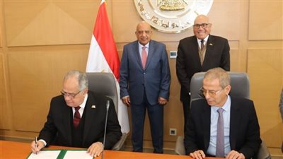 توقيع بروتوكول تعاون لإنشاء شركة لصيانة وتشغيل الطاقة الشمسية على أسطح المباني