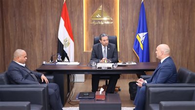 محافظ دمياط يتابع مع مسئولى شركة 