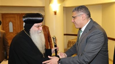 محافظ الجيزة يزور مقر مطرانية شمال الجيزة للتهنئة بعيد الميلاد المجيد