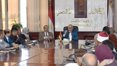 «محافظ الأقصر» يعقد اجتماعًا لمتابعة أنشطة وفعاليات وحدة السكان بالمحافظة (صور)