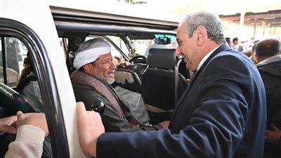 بالصور.. جولة مفاجئة لمحافظ الغربية في مواقف طنطا وإجراءات عاجلة لمنع تكدس المواطنين